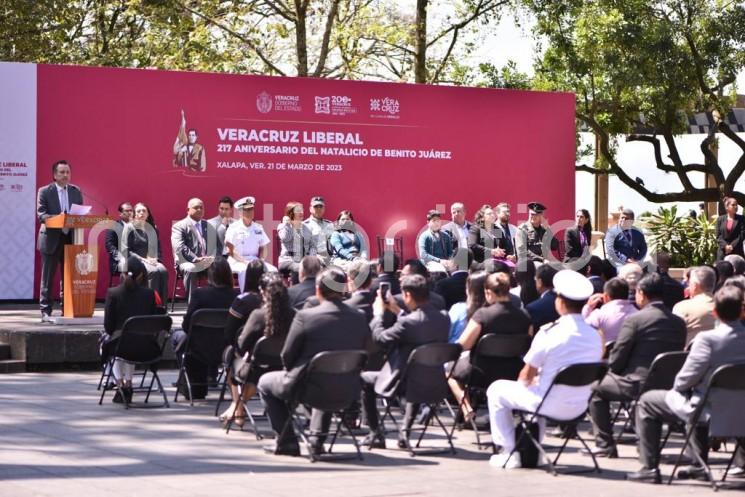 En representación de la LXVI Legislatura del estado de Veracruz, la presidenta de la Mesa Directiva, diputada Margarita Corro Mendoza, y el presidente de la Junta de Coordinación Política (Jucopo), diputado Juan Javier Gómez Cazarín, asistieron al acto cívico encabezado por el gobernador del estado, ingeniero Cuitláhuac García Jiménez, con motivo del 217 aniversario del natalicio del Benemérito de las Américas, Benito Juárez García.