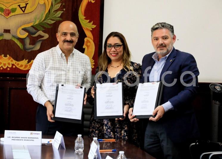 Para colaborar en la mejora de la infraestructura del municipio y fortalecer la vinculación entre instituciones, la Comisión Municipal de Agua Potable y Saneamiento (CMAS) y la Cámara Mexicana de la Industria de la Construcción (CMIC) Delegación Veracruz Centro, signaron un convenio para la retención del diez al millar. 