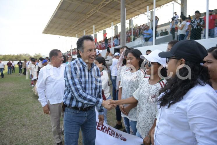 El gobernador Cuitláhuac García Jiménez dio la patada inicial de la primera Copa Tlachtli de futbol varonil y femenil, que repartirá una bolsa superior a los 2 millones de pesos en premios. 