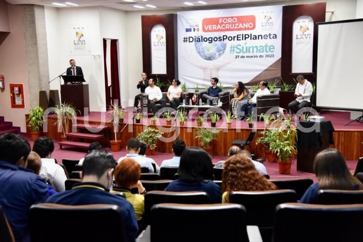 En el auditorio Sebastián Lerdo de Tejada del Palacio Legislativo y con la participación de diputadas y diputados de este Congreso, especialistas en el tema, así como de autoridades estatales, se realizó el foro Diálogos por el Planeta, con la finalidad de analizar el panorama actual del medio ambiente y los retos que se tienen como sociedad para revertir o reducir los efectos del cambio climático.