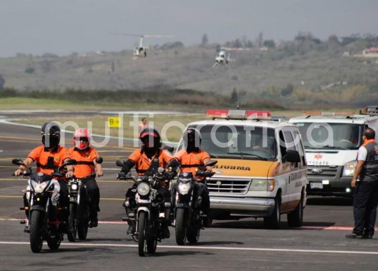  Desde la pista del Aeropuerto de El Lencero, mil 593 vehículos terrestres, 163 ambulancias y 63 unidades contra incendios, además de 10 helicópteros y 11 mil 311 elementos partieron al despliegue operativo por vacaciones de Semana Santa, en el banderazo efectuado por el gobernador Cuitláhuac García Jiménez.