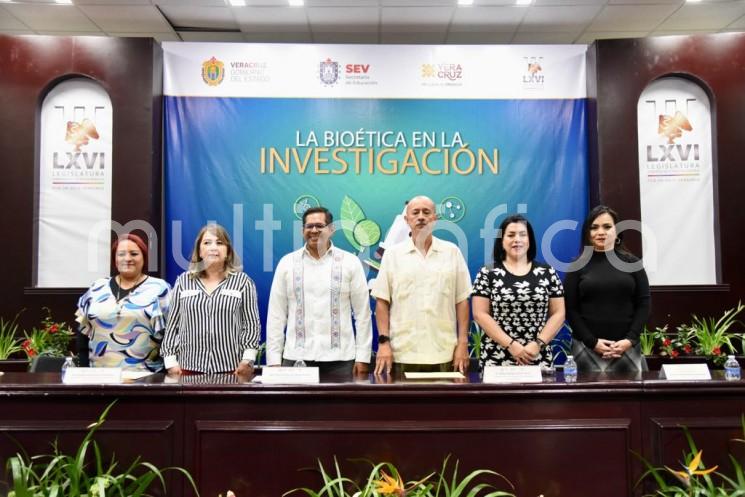 Al dar la bienvenida a asistentes a la conferencia La Bioética en la investigación, a cargo de la doctora Elvira Morgado Viveros, la presidenta de la Comisión Permanente de Salud y Asistencia de la LXVI Legislatura del estado, diputada Adriana Esther Martínez Sánchez, afirmó que la Bioética constituye una invaluable oportunidad para reflexionar, encontrar y visibilizar soluciones que se traduzcan en bienestar y progreso social.

