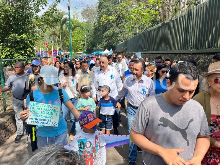 El  gobernador Cuitláhuac García Jiménez, en compañía de funcionarios de gobierno, niños y sus familiares  conmemoraron el Día Mundial de la concienciación sobre el Autismo en el Paseo de los Lagos de la ciudad de Xalapa. 