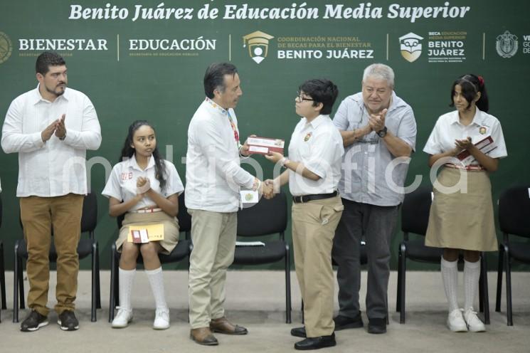  En cuatro años, el Gobierno Federal ha destinado 23 mil millones de pesos contribuyendo a la reducción de la deserción escolar a través de las Becas para el Bienestar Benito Juárez, destacó el gobernador Cuitláhuac García Jiménez durante el inicio de la entrega de tarjetas del Bienestar a 185 mil 445 estudiantes.