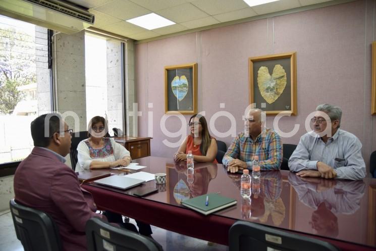 En respuesta a la solicitud de ediles del ayuntamiento de Soledad de Doblado, encabezados por la presidenta municipal, Arantxa Lizbeth Zamitiz Sosa, la LXVI Legislatura del estado, presidida por la diputada Margarita Corro Mendoza, y personal de la Secretaría de Fiscalización de este Congreso, les explicaron los lineamientos en materia de transparencia y rendición de cuentas en la administración pública local. 