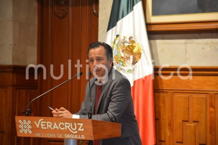 El Gobernador Cuitláhuac García afirmó que los senadores no tienen por qué protegerlo para evitar que sea interpelado junto con la fiscal general Verónica Hernández Giadáns, por la negativa a aceptar las recomendaciones de la Comisión Nacional de los Derechos Humanos (CNDH), por casos de presunta tortura.  