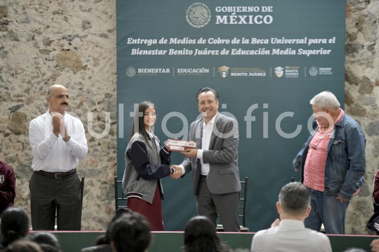  Al presidir la entrega de tarjetas de la Beca Universal para el Bienestar Benito Juárez de Educación Media Superior a 200 jóvenes, el gobernador Cuitláhuac García Jiménez les pidió aprovechar este impulso y seguir preparándose, así como evitar y alejarse del consumo de drogas.

