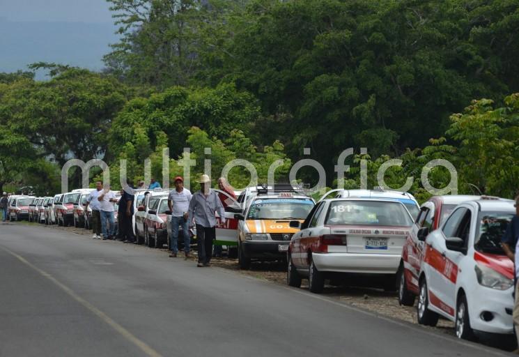 Cientos de taxistas fueron retenidos en diferentes puntos de la zona de Jalcomulco  para evitar que llegaran a Xalapa. Elementos de SSP montaron intenso operativo en carreteras que llevan a la Capital.

