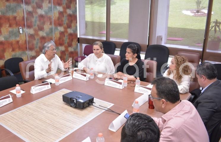 La Comisión Permanente de Bienestar y Desarrollo Social de la LXVI Legislatura, integrada por las diputadas Magaly Armenta Oliveros, Cecilia Guevara Guembe e Itzel López López, presidenta, secretaria y vocal, respectivamente, se reunió con el titular de la Secretaría de Desarrollo Social (Sedesol) del estado, Guillermo Fernández Sánchez, para iniciar un acercamiento de los trabajos hacia la armonización de la ley estatal con la General en la materia.

