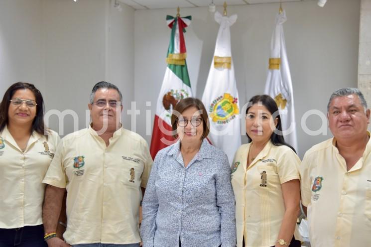 La presidenta de la Mesa Directiva de la LXVI Legislatura del estado, diputada Margarita Corro Mendoza, atendió a ediles del ayuntamiento de Nautla, Veracruz, encabezados por su presidente, Miguel Verjel Vázquez, quienes dieron a conocer las diversas acciones que han logrado en su gestión y que son de beneficio directo para la población.