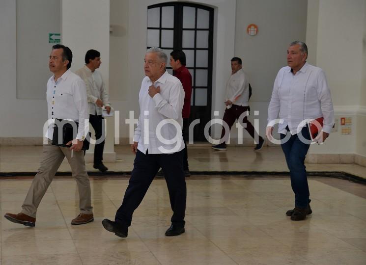 Desde el Museo Naval de la ciudad, el mandatario aseguró estar contento con el trabajo del gobernador Cuitláhuac García Jiménez; desde luego, hay críticas porque es parte sustancial de la democracia, pero es como de la tierra al cielo la diferencia de lo que eran los gobernadores de antes y lo que padecían mis paisanos.