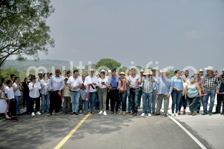 La construcción de 6.1 kilómetros de la carretera Mesa del Rodeo-Soyacuautla es estratégica por la conectividad y el transporte de productos agrícolas y pecuarios de Alto Lucero y Actopan hacia el resto del estado y país, destacó el gobernador Cuitláhuac García Jiménez al realizar con los pobladores el corte del listón del proyecto que representa una solución a una necesidad histórica de la región. 