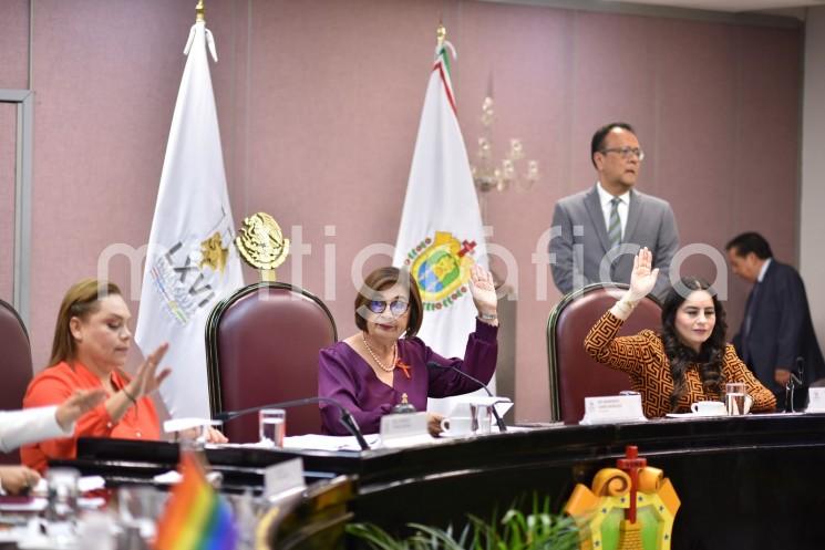 Como parte del desahogo de los temas de la sexta sesión ordinaria, la Diputación Permanente aprobó dictámenes de acuerdo, emitidos por diversas comisiones legislativas y que sirven para dar certeza jurídica a los actos de ayuntamientos con organizaciones o poderes del estado. 