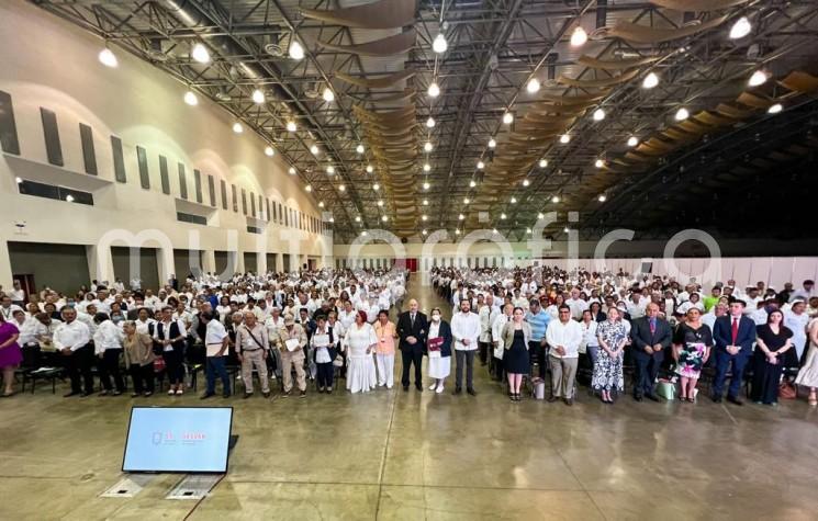  Por dedicar su vida laboral a garantizar la atención médica de la población veracruzana, la Secretaría de Salud (SS) entregó medallas y reconocimientos a mil 175 trabajadores con 65, 55, 50, 45, 40, 35, 30, 25 y 20 años de antigüedad en las diferentes áreas.