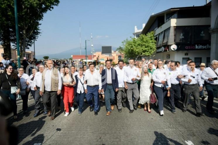 El gobernador Cuitláhuac García Jiménez encabezó el desfile del día del Trabajo en compañia de  líderes sindicales y funcionarios de gobierno. Minutos antes de las 9 de la mañana dio inicio la marcha.