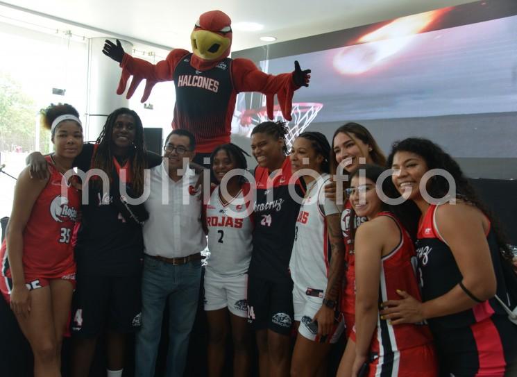 El básquetbol de primera regresó a Veracruz y este viernes debutarán las Rojas en la Liga Nacional de Baloncesto Profesional cuando enfrenten a las Halconas de Xalapa, de la mano del entrenador Osvaldo Zermeño Cisneros, la asistente Jessica Elizondo Estrada y el preparador físico Miguel Ángel Suárez Núñez.