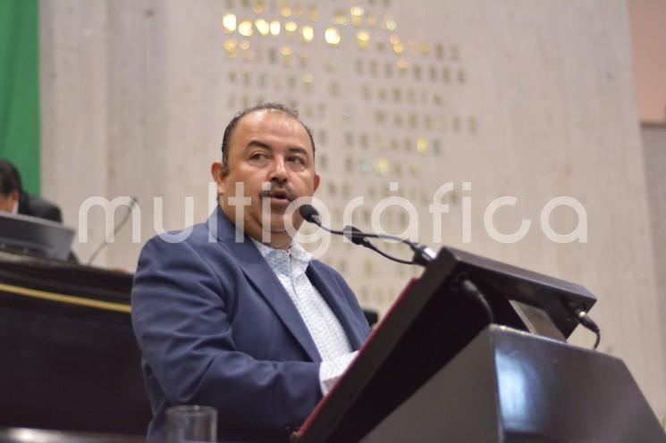 El diputado Juan Enrique Santos Mendoza presentó al Pleno de la LXVI Legislatura una iniciativa de Decreto ante el Congreso de la Unión, con la que propone adicionar el numeral cuatro al artículo 76 de la Ley General de Partidos Políticos para que al menos un 25 por ciento de los gastos de campaña que realicen las candidatas y candidatos deban ser destinados a la creación, planeación y desarrollo del anteproyecto o plan de trabajo que planeen ejecutar durante el transcurso del cargo para el que se postulan.

