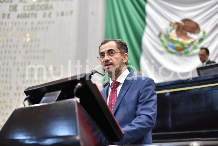 El diputado Luis Antonio Luna Rosales presentó un Anteproyecto con Punto de Acuerdo por el cual exhorta a las 212 autoridades municipales del estado de Veracruz a dar puntual cumplimiento a lo que establece la Ley de Mejora Regulatoria estatal e implementar acciones de simplificación en los trámites y servicios y disminuir el costo económico y social en beneficio de la ciudadanía.