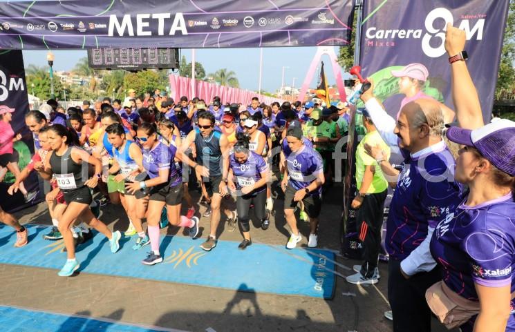 Con rutas marcadas para 5 y 8K y una caminata familiar de 2.5 kilómetros en el Paseo de Los Lagos, este sábado se realizó la carrera mixta 8M, evento con causa organizado por el Instituto Municipal de las Mujeres de Xalapa (IMMX). 