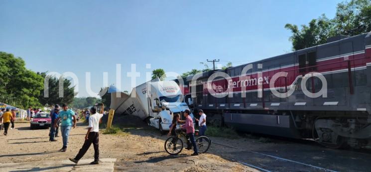 En Alborada, municipio de Emiliano Zapata, sobre la carretera Coatepec – Las Trancas, un tráiler de la compañía Castores, fue arrastrado por varios metros, por tren con la máquina de la empresa Ferrosur. No hubo personas lesionadas. 