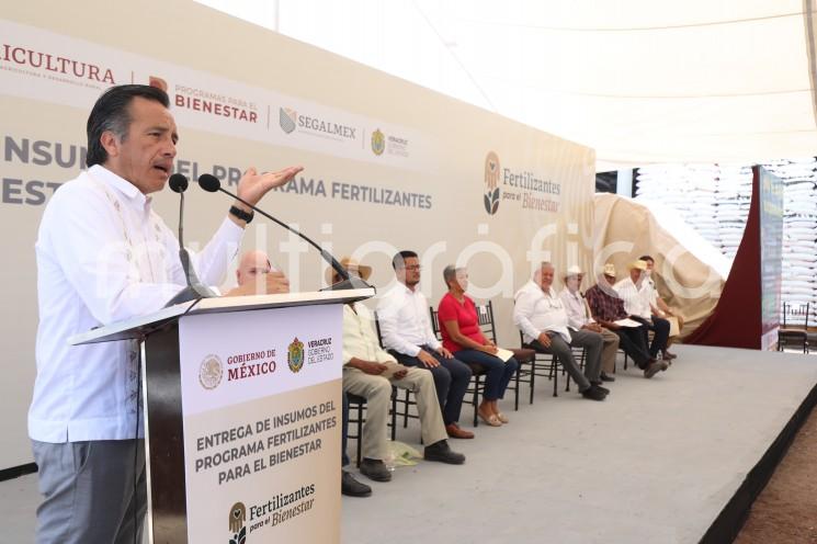 El programa Fertilizantes para el Bienestar significa una compra de mil 100 millones de pesos en insumos que serán dirigidos a 165 mil pequeños productores en Veracruz, manifestó el gobernador Cuitláhuac García Jiménez durante el evento de entrega a 7 municipios de la zona centro.