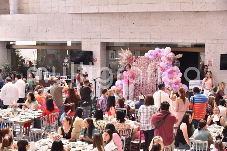 En reconocimiento a la gran labor que diariamente realizan por el bien de la sociedad y su invaluable contribución a todos los aspectos de la vida de las y los veracruzanos, el Congreso del Estado ofreció un desayuno a las madres que laboran en la sede del Poder Legislativo local.