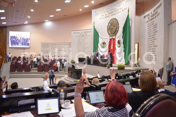 El Pleno de la LXVI Legislatura aprobó dos minutas remitidas por la Cámara de Senadores del Honorable Congreso de la Unión en materia de servicio público. Ambos proyectos legislativos fueron presentados y votados en la Segunda Sesión Ordinaria del Segundo Período Ordinario del Segundo Año de Ejercicio Constitucional.