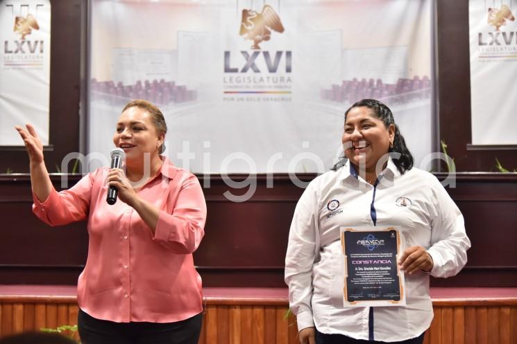 Al clausurar el Segundo Foro Veracruzano de Ciencia y Tecnología, realizado este 11 y 12 de mayo en las instalaciones del Palacio Legislativo, la diputada Verónica Pulido Herrera aseveró que desde la Comisión Permanente de Ciencia y Tecnología se ha dado prioridad al impulso de las vocaciones científicas entre los jóvenes, a fin que sean éstos en el futuro quienes tengan el enorme reto de dar los resultados en la materia. 