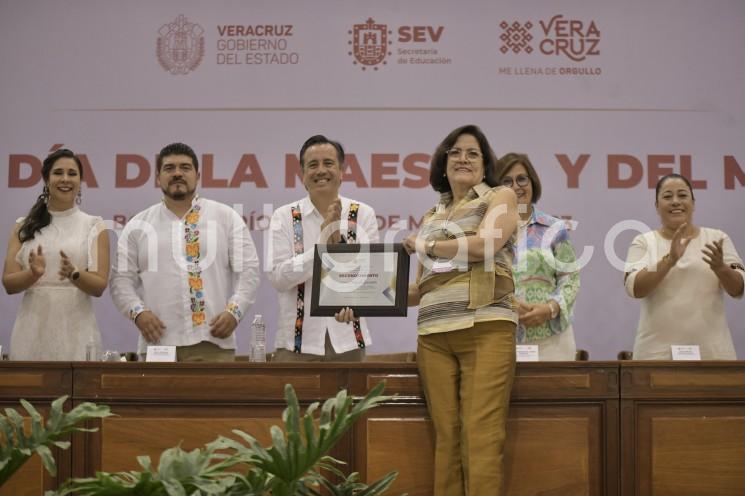  Este lunes, 5 mil 215 docentes estatales y federales con 30 y 40 años de servicio recibieron el reconocimiento del Gobierno de Veracruz por su labor dentro y fuera de las aulas, la cual ha permitido que miles de estudiantes ejerzan su derecho a la educación integral, inclusiva y de excelencia. 