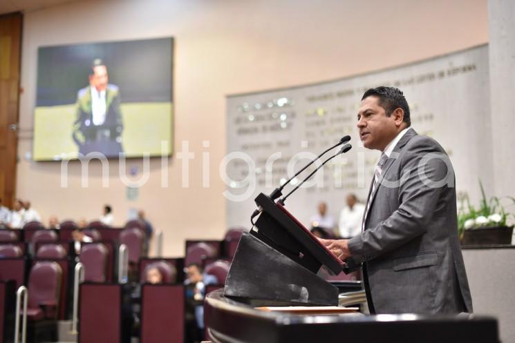 En la Tercera Sesión Ordinaria del Segundo Año de Ejercicio Constitucional, el diputado Luis Arturo Santiago Martínez reconoció la labor y compromiso del magisterio, en el marco de la celebración del Día del Maestro, el pasado 15 de mayo.