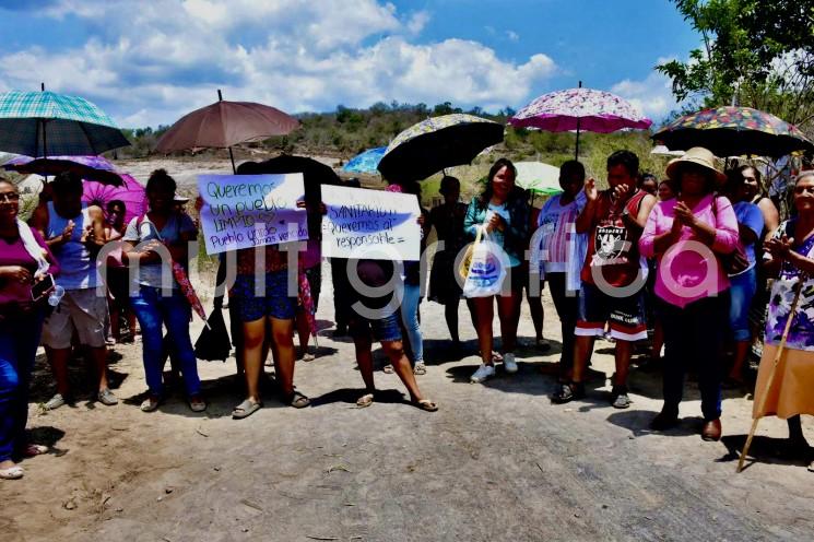 Habitantes de Paso de Ovejas se sumaron a los de Palmaritos, para manifestarse y detener la obra de construcción de un relleno sanitario que se realiza en esa comunidad.  