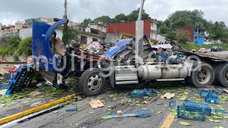 Un aparatoso accidente de un tráiler que transportaba nopales se suscitó la mañana de este viernes en el municipio de Atzalan. Afortunadamente a pesar de los daños materiales sólo tres personas resultaron lesionadas, no de gravedad.  