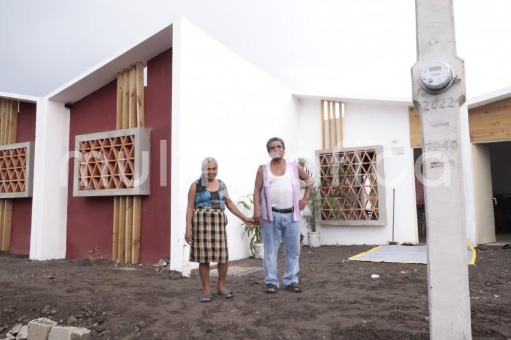 Durante el presente mes, 279 familias de los sectores más vulnerables, principalmente madres solteras, fueron beneficiadas con cuartos-dormitorio y casas completas por parte del Instituto Veracruzano de la Vivienda. 