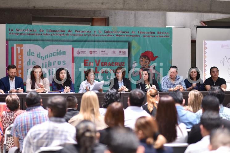 La lectura hace libre a mujeres y hombres, toda vez que, por medio de la imaginación, se puede viajar, educar y soñar, aseveró la presidenta de la Mesa Directiva de la LXVI Legislatura, diputada Margarita Corro Mendoza, durante la presentación de la primera campaña de donación de libros infantiles en Veracruz, denominada la Lectura me llena de orgullo, realizada en las instalaciones del Palacio Legislativo. 