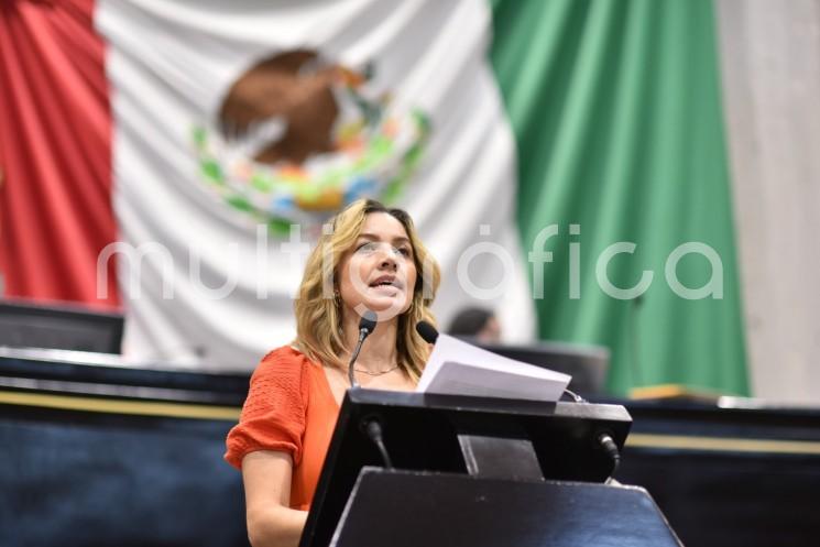 La diputada Maribel Ramírez Topete presentó al Pleno del Congreso una iniciativa de Decreto que busca adicionar el artículo 51 Bis a la Ley Estatal del Servicio Civil de Veracruz, con la finalidad de establecer que las trabajadoras gozarán de permiso, con goce de sueldo, de dos a seis días, durante su periodo menstrual según lo requieran, sin que esto implique la afectación de sus prestaciones laborales.

