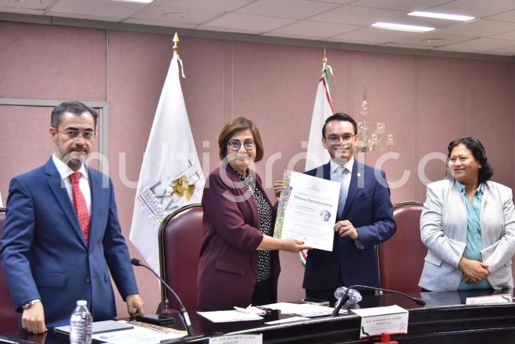 En su participación durante el acto conmemorativo por el cuarto aniversario del Semillero de Derecho Parlamentario y Técnica Legislativa de la Universidad Veracruzana (UV), la presidenta de la Mesa Directiva de la LXVI Legislatura del estado, diputada Margarita Corro Mendoza, felicitó a las y los miembros de esta agrupación y subrayó que México necesita a jóvenes como ellos. 