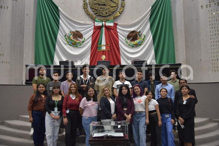 El Congreso del Estado de Veracruz, por conducto de las coordinaciones de Comunicación Social y de Archivo, Biblioteca y Hemeroteca, recibió al grupo de 22 estudiantes de la Facultad de Ciencias y Técnicas de la Comunicación de la Universidad Veracruzana (UV), quienes conocieron las instalaciones de la sede del Poder Legislativo, las funciones que en ésta se realizan, las atribuciones de las y los diputados y la composición política de la actual legislatura.