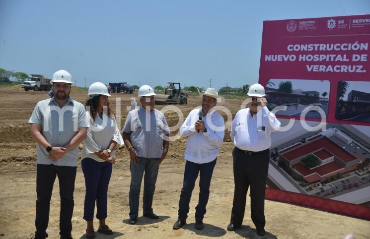 Acompañado por el Secretario de Salud en el estado, autoridades locales y constructores, el Gobernador Cuitláhuac García Jiménez recorrió el sitio donde se ha iniciado la edificación del nuevo hospital de Nautla, Ver..