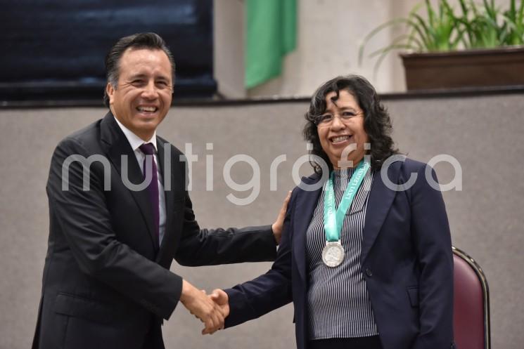 En Sesión Solemne, los tres poderes del Estado de Veracruz de Ignacio de la Llave reconocieron con el Premio al Mérito por la Defensa y Mejora del Medio Ambiente 2023 a la doctora Fabiola Sandoval Salas, por su trabajo en proyectos que impactan en la reducción de gases de efecto invernadero, su labor docente y de investigación, desarrollo y transferencia de tecnología en favor del medio ambiente.