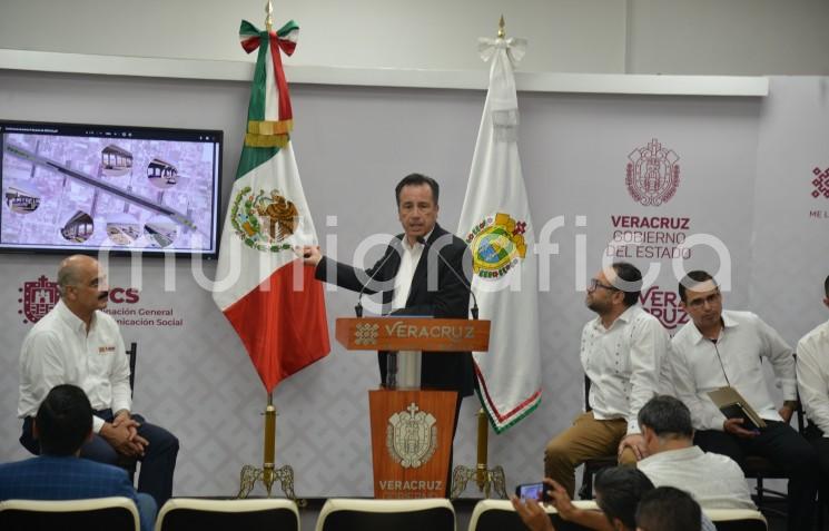 El gobernador Cuitláhuac García Jiménez  anunció  la construcción del segundo Paso Superior Vehicular incluido en el Plan B de vialidad para la capital del estado, que iniciará en 15 días, y presentó las rutas alternas para permitir un tráfico fluido en la zona de la Plaza Urban Center, en la colonia Rafael Lucio.