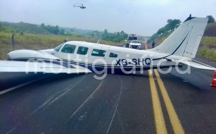 Una falla mecánica ocasionó el aterrizaje de emergencia de una avioneta bimotor sobre la autopista Totomoxtle a Tihuatlán.