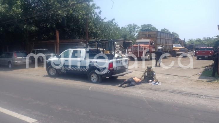 Un policía murió y dos resultaron heridos tras un enfrentamiento armado contra delincuentes en la zona de la Base Aeronaval de Las Bajadas, en el puerto de Veracruz. La fuerte balacera alarmó a la población veracruzana. 