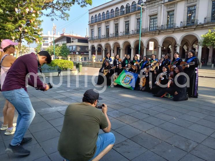 Este sábado muy de mañana para ganarle al calor, las jóvenes de la Tuna Femenil de la Universidad Veracruzana tuvieron la grabación de material promocional en sitios emblemáticos de la capital veracruzana.