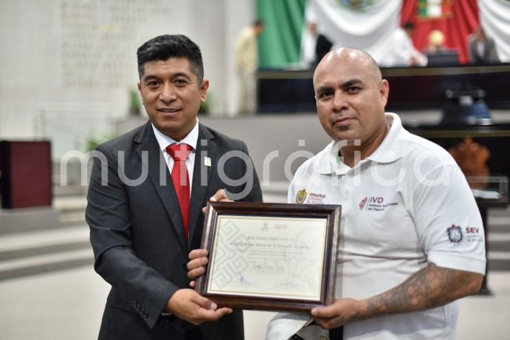 Con la presencia en el Recinto de Sesiones de la menor Emily Astrid Xochicale Francisco, el legislador José Luis Tehuintle Xocua propone destinar recursos para el boxeo.