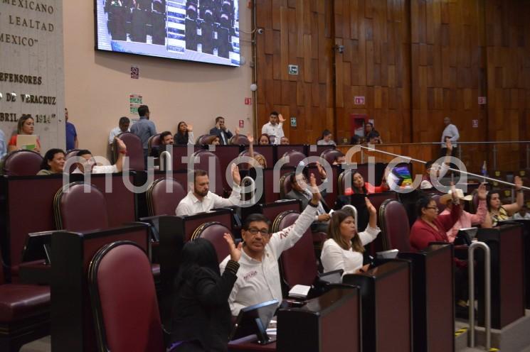 Con 43 votos a favor, sin votos en contra ni abstenciones, el Pleno de este Congreso aprobó el dictamen con proyecto de Decreto por el que se reforman, adicionan y derogan diversas disposiciones de la Ley de los Cuerpos de Bomberos del Estado de Veracruz de Ignacio de la Llave, a fin de garantizar a las distintas corporaciones mejores condiciones para el desempeño de su labor.

