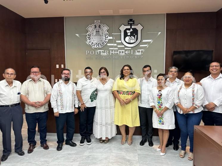 En representación de la LXVI Legislatura del estado de Veracruz, la presidenta de la Mesa Directiva, diputada Margarita Corro Mendoza, y el presidente de la Junta de Coordinación Política (Jucopo), diputado Juan Javier Gómez Cazarín, atestiguaron la inauguración de la Ciudad Judicial en Las Choapas, realizada por la presidenta del Tribunal Superior de Justicia y del Consejo de la Judicatura del Poder Judicial estatal, magistrada Lisbeth Aurelia Jiménez Aguirre.