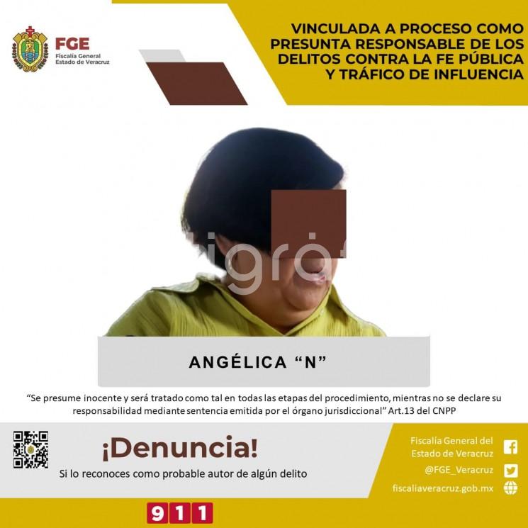 La Fiscalía General del Estado logró que el juez de control y procedimiento penal oral del XI distrito judicial de Xalapa, con sede en Pacho Viejo, Veracruz, dictara un auto de vinculación a proceso en contra de Angélica N como presunta responsable de los delitos contra la fe pública y tráfico de influencia.