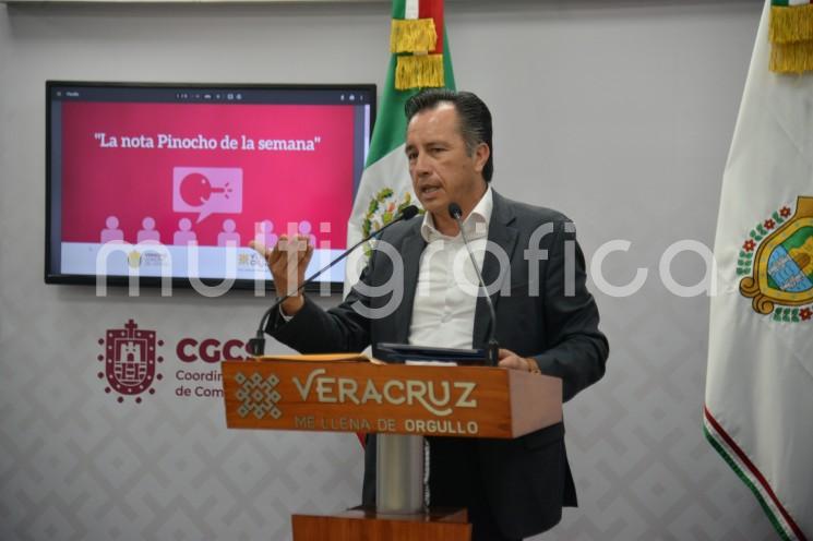  La conferencia del gobernador Cuitláhuac García Jiménez estrenó la sección _La nota Pinocho de la semana_, como derecho de réplica ante los ataques mediáticos y con el fin de combatir la desinformación generada por noticias falsas de algunos portales 