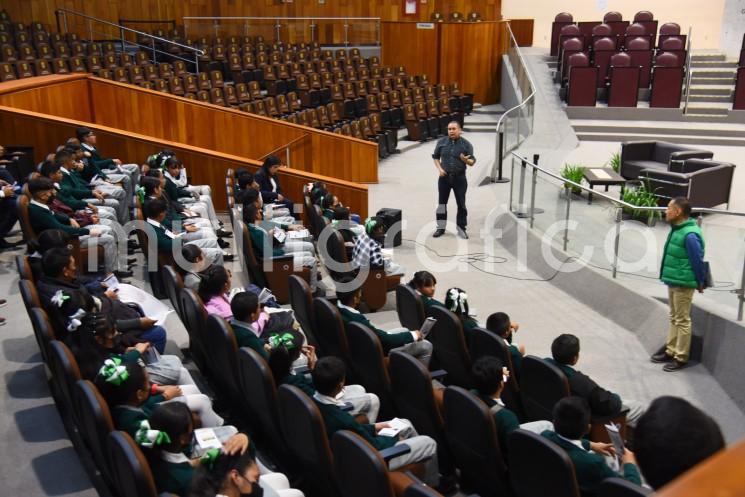 El presidente de la Junta de Coordinación Política (Jucopo) de la LXVI Legislatura, diputado Juan Javier Gómez Cazarín, dio la bienvenida a los 44 estudiantes de la Telesecundaria Benito Juárez García, ubicada en la localidad La Gloria, perteneciente al municipio de Perote, Veracruz, quienes visitaron Palacio Legislativo.