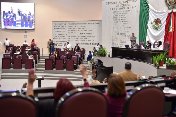 El Pleno de la LXVI Legislatura aprobó, por mayoría de votos, el dictamen de la Comisión de Justicia y Puntos Constitucionales que reforma diversas disposiciones de las leyes de cuatro organismos autónomos y la del Poder Legislativo, con la finalidad de homologar el texto relativo a que la persona que ocupe la titularidad de la Contraloría Interna pueda ser reelegida o ratificada en el mismo para un periodo adicional.